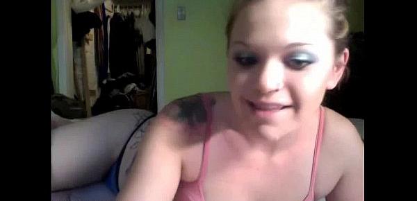  Sexy Tattooed Babe Works Her Slit on Webcam -tinycam.org